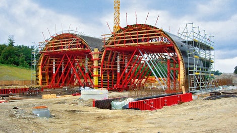 Nicht alltäglich ist der runde Querschnitt mit einer max. lichten Höhe von mehr als 9 m. Alle Schalungselemente wurden in Weißenhorn vormontiert, daraus resultierten ein schneller Baufortschritt und beste Maßhaltigkeit. 