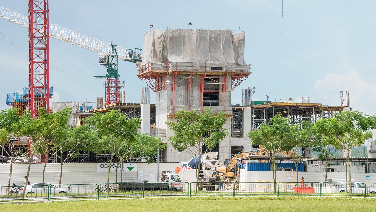 Casting of the liftcores using both VARIO GT 24 Wall Formwork &amp; CB 240 Climbing Systems.