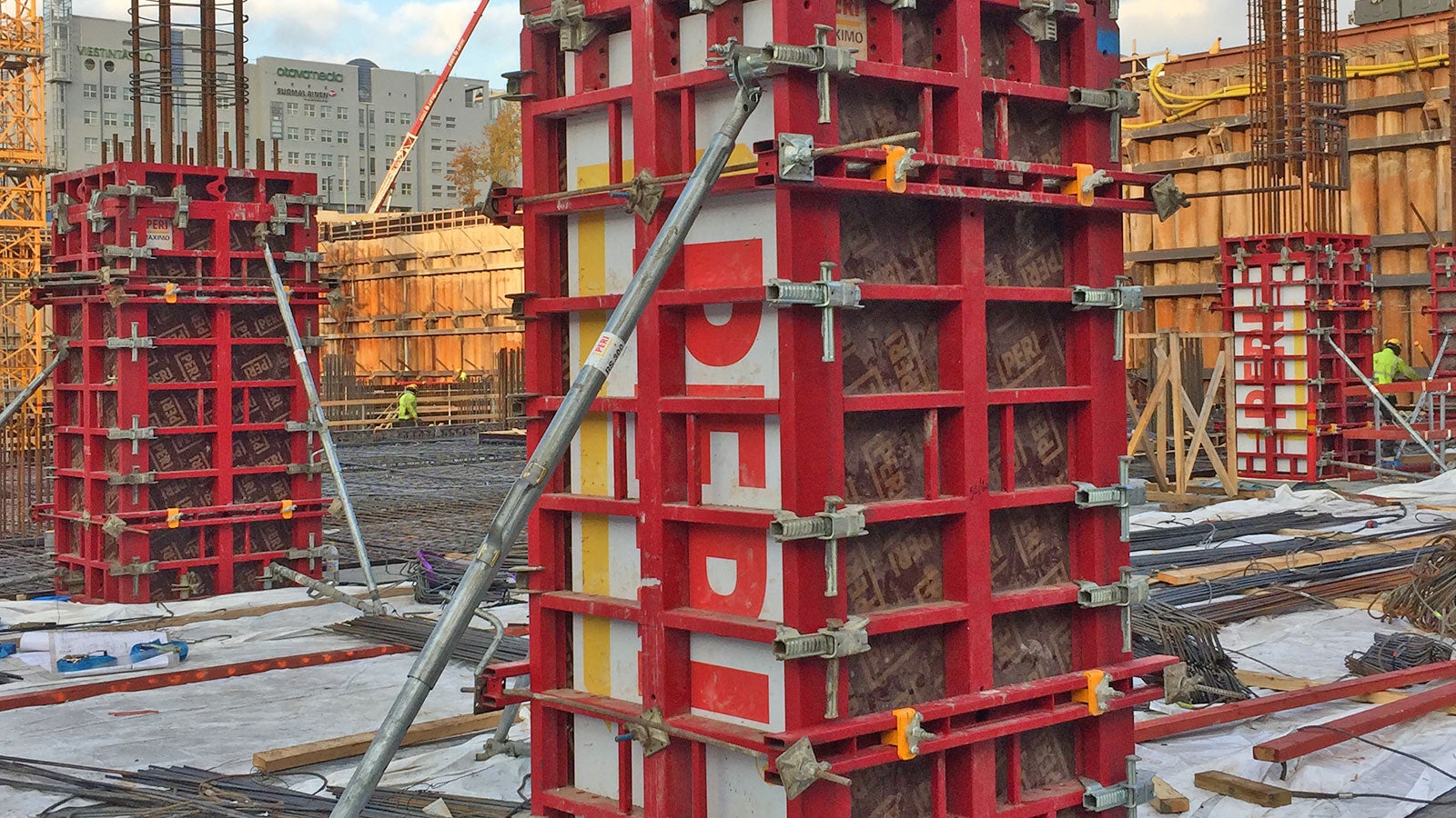 Pilarien korkeus on enimmillään lähes kymmenen metriä. Tässä pilarimuottina MAXIMO-järjestelmämuotti.