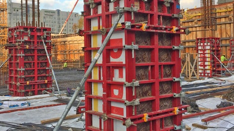 Pilarien korkeus on enimmillään lähes kymmenen metriä. Tässä pilarimuottina MAXIMO-järjestelmämuotti.