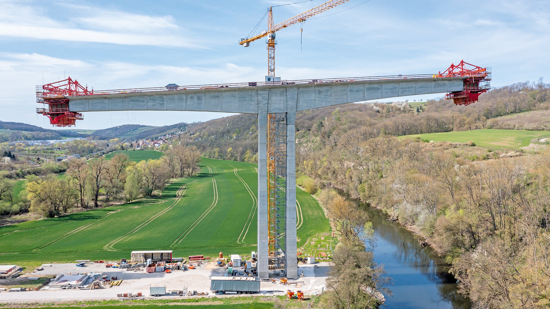 Im Freivorbauverfahren wächst der Überbau beidseitig in jeweils 14 Takten mit einer Regeltaktlänge von 5,75 m nach außen und über die Saale.
