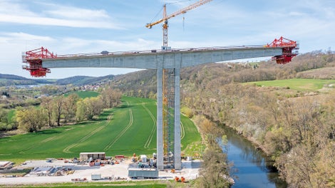 Im Freivorbauverfahren wächst der Überbau beidseitig in jeweils 14 Takten mit einer Regeltaktlänge von 5,75 m nach außen und über die Saale.