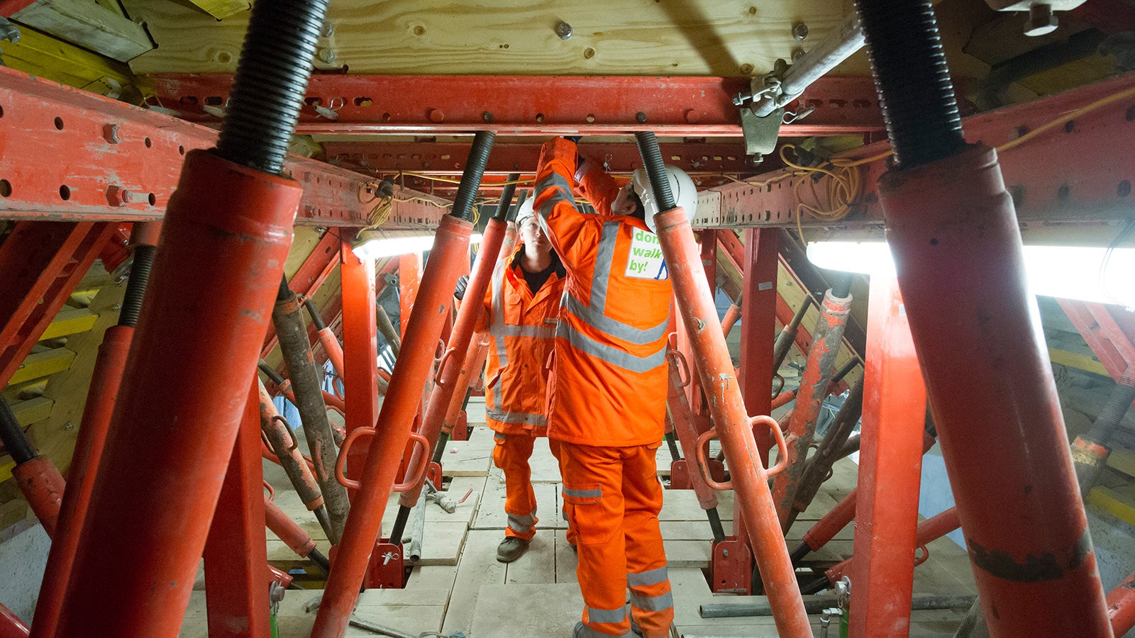The VARIOKIT system for the station tunnel was designed with three different radiuses by simply adjusting the spindles which allowed easy movement within the tunnel