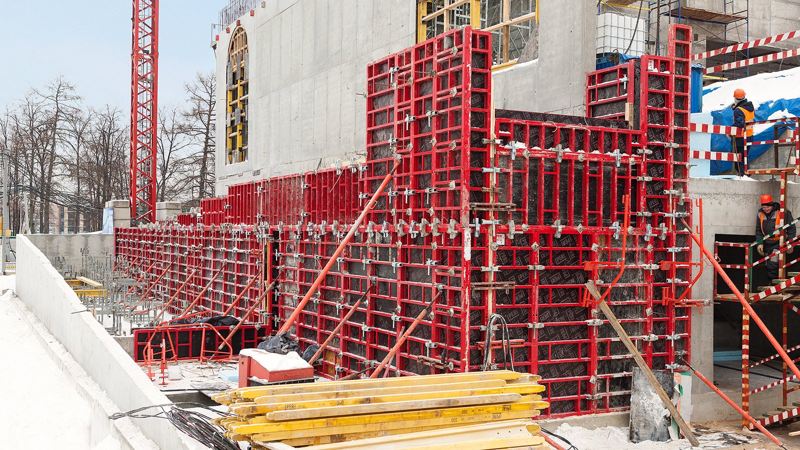 Благодаря ряду отверстий для тяжей, внешний угол TRIO MR опалубливается без доборов из бруса.