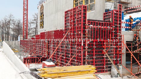 Благодаря ряду отверстий для тяжей, внешний угол TRIO MR опалубливается без доборов из бруса.