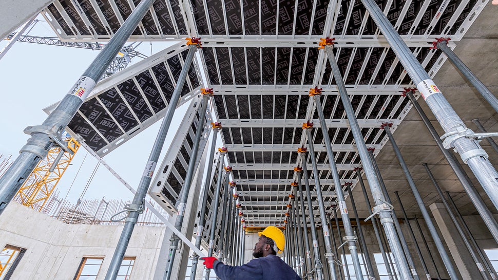 Durch die Montage von der unteren Ebene aus ist ein hoher Sicherheitsstandard gegeben, da die SKYMAX Deckenpaneele aus sicherer Position von der unteren Aufstellfläche in den Kopf eingehängt und hochgeschwenkt werden.