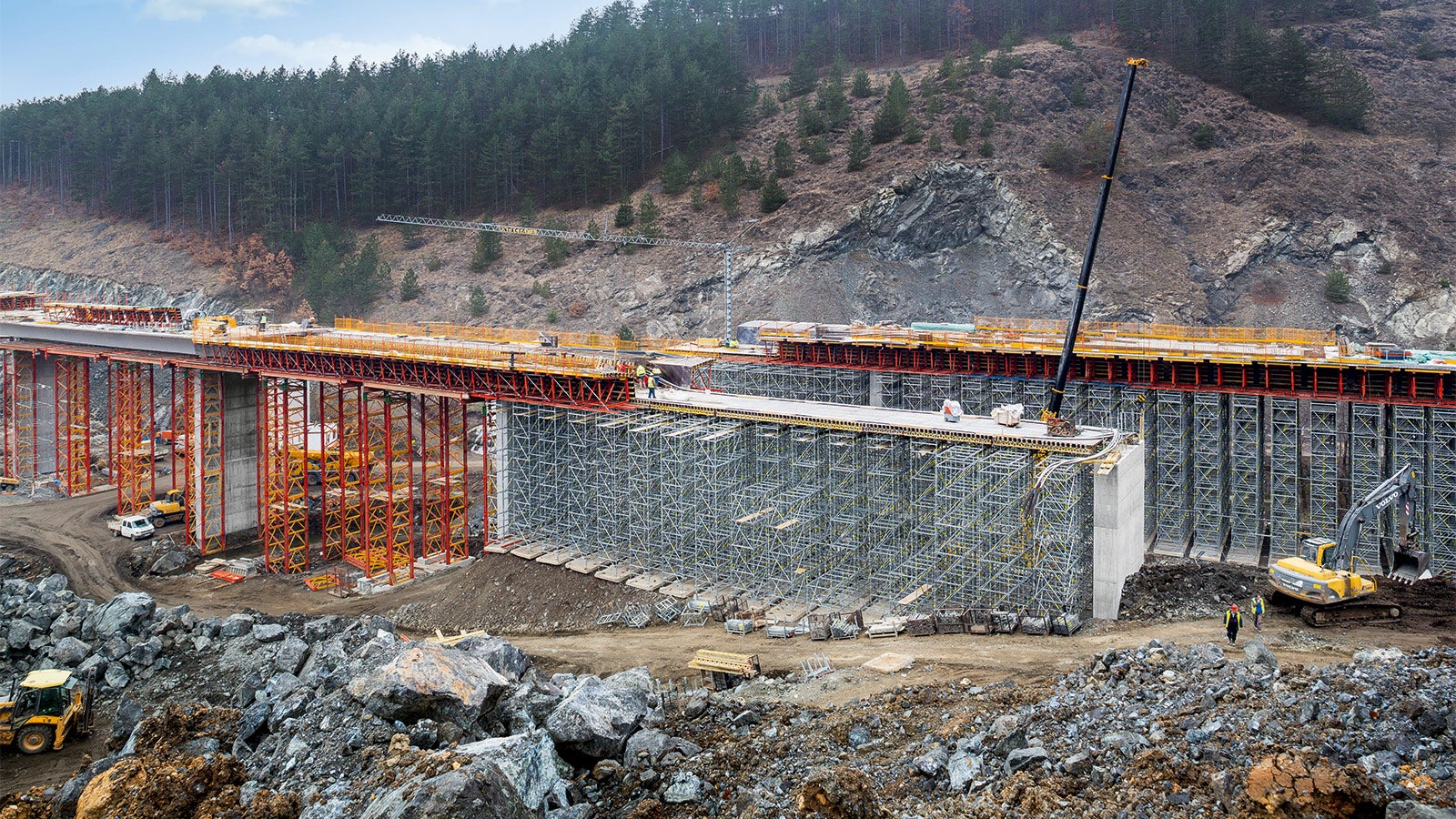 A construção dos pilares de concreto armado foi realizada com as unidades de formas de Escalada CB / VARIO. Adaptada para atender as condições locais, a forma da superestrutura foi apoiada nas unidades estruturais PERI UP e nas torres de escoramento pesado VARIOKIT.