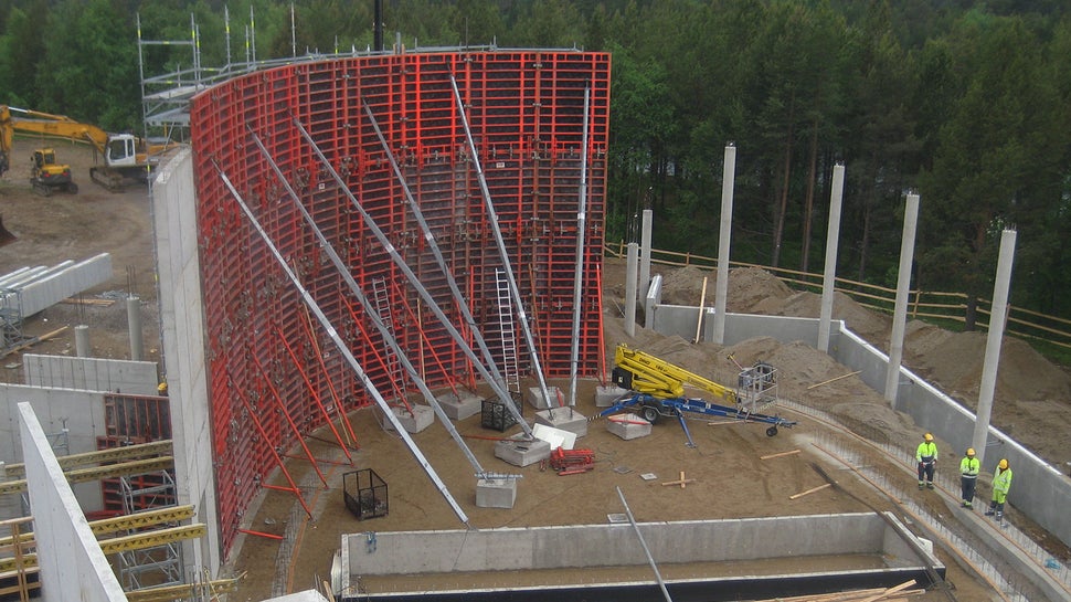 Pystyrakenteissa käytettiin yli 1000 m² TRIO-seinämuottia ja kymmeniä SRS-pilarimuotteja.