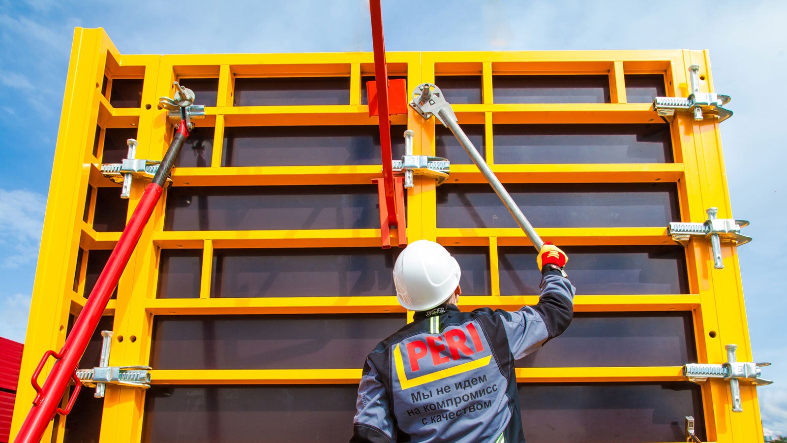 Анкерный ключ используется для затяжки и ослабления гаек без молотка. С ним процесс занимает меньше времени особенно для верхних рядов тяжей. С ключом для тяжей все операции выполняет один монтажник. <br/>