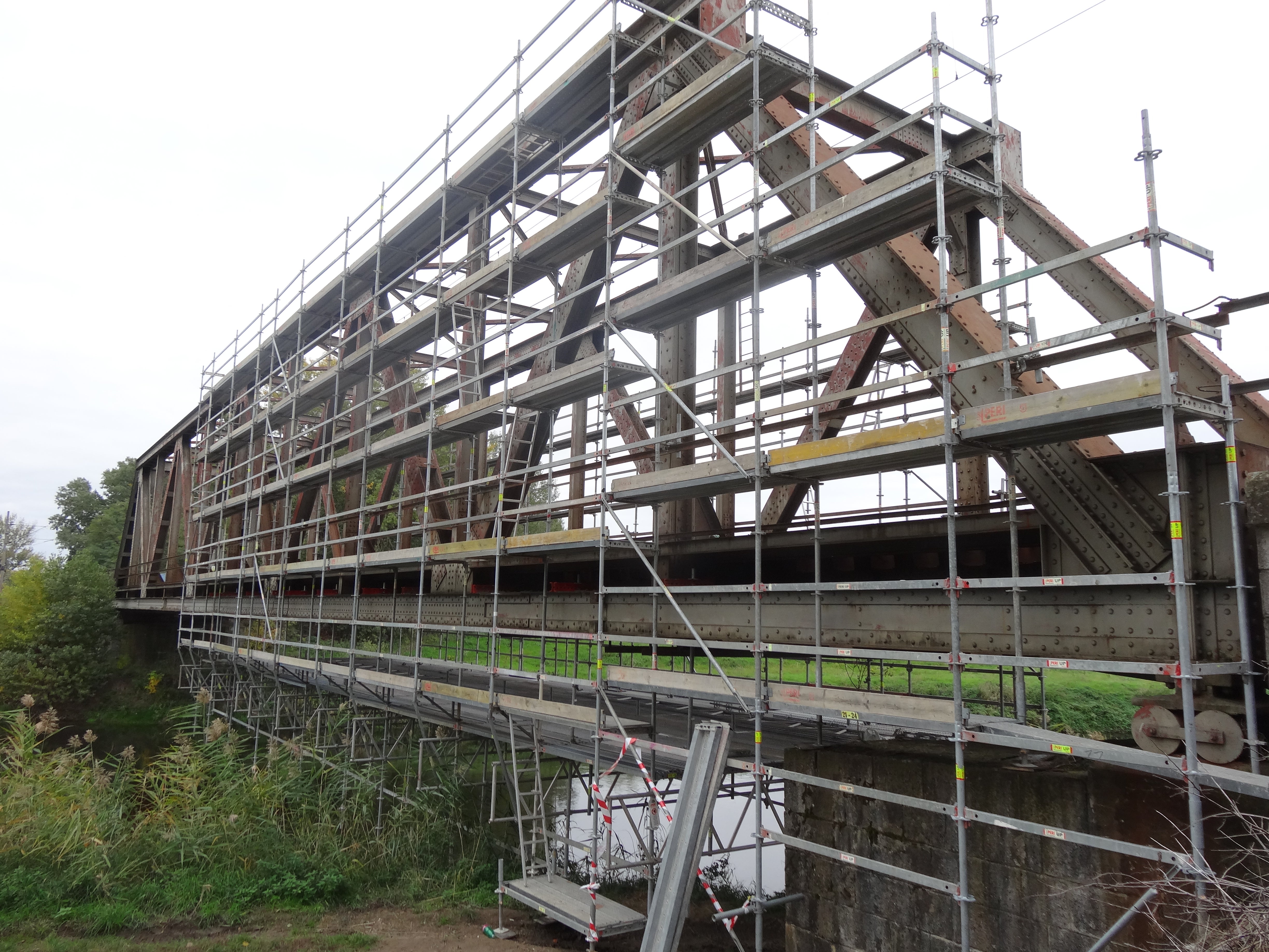 Lešenárska konštrukcia bola zavesená na krížom preložené závory SRU.