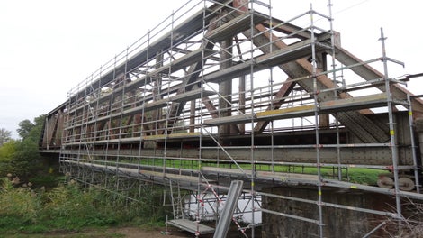 Lešenárska konštrukcia bola zavesená na krížom preložené závory SRU.