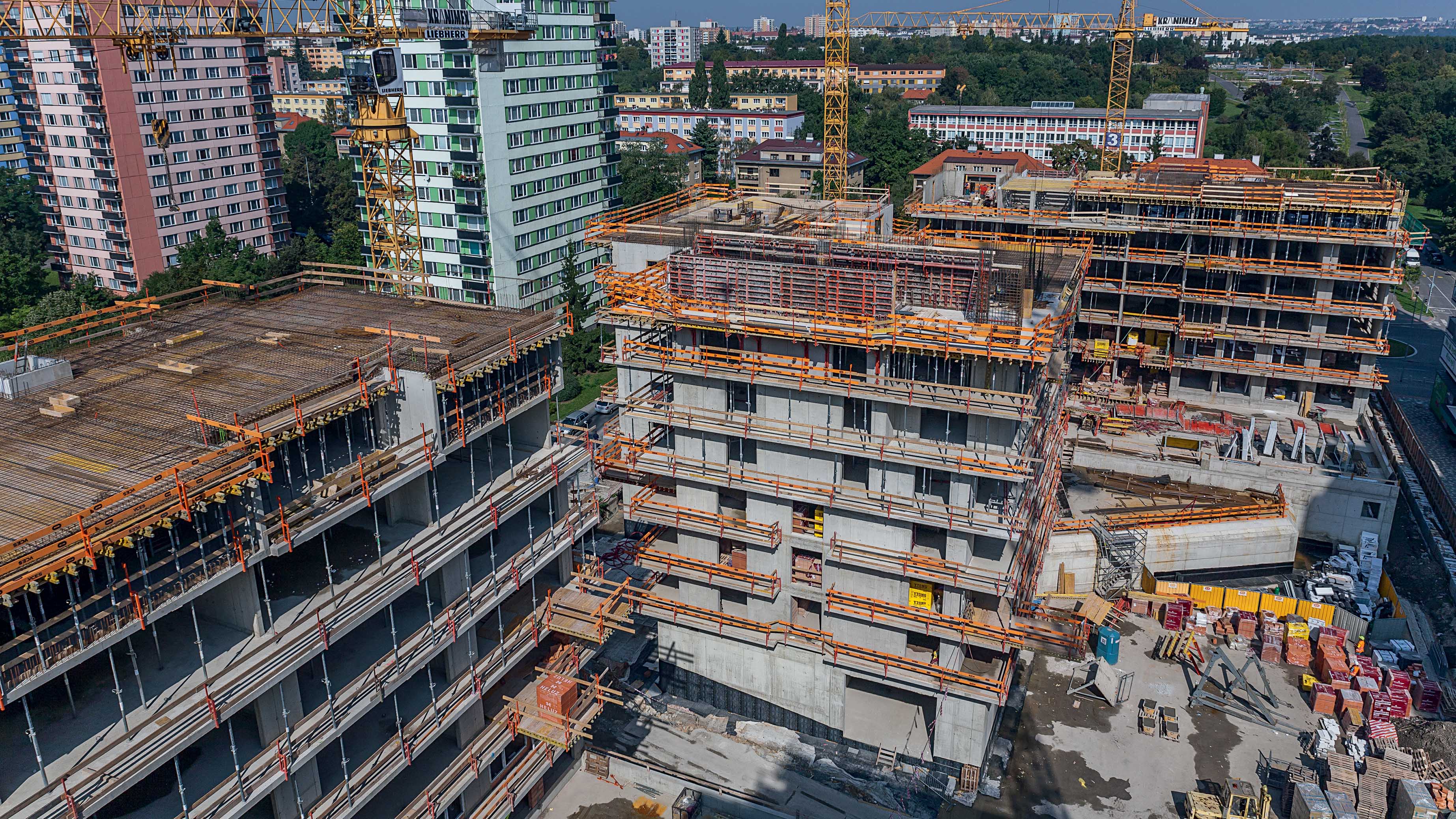 Centrum s byty a komerčními plochami - bytové domy (8 pater) a bytové věže (15 a 18 pater) propojené společnými suterény.