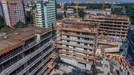 Centrum s byty a komerčními plochami - bytové domy (8 pater) a bytové věže (15 a 18 pater) propojené společnými suterény.