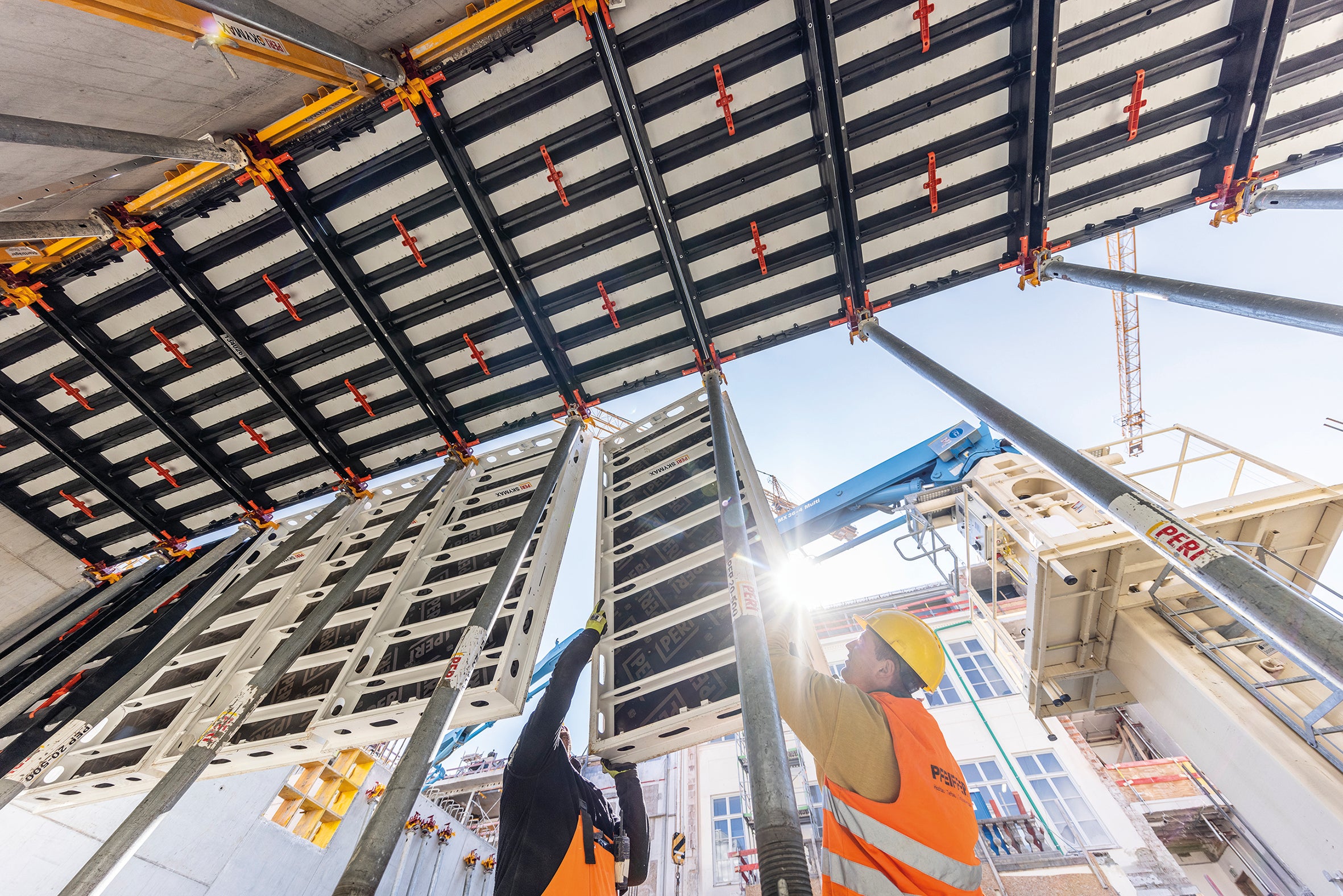 El principio del kit de construcción SKYMAX con paneles de aluminio y polímero alcanza un nivel muy alto de flexibilidad técnica y económica. Los paneles ligeros de polímero con un revestimiento especialmente duradero representan una alternativa sostenible a las soluciones convencionales de madera; su uso puede contrarrestar la extrema evolución del mercado mundial de la madera y los correspondientes largos plazos de entrega.