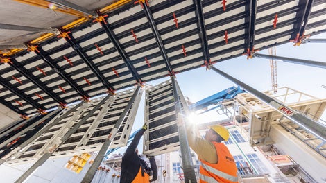 El principio del kit de construcción SKYMAX con paneles de aluminio y polímero alcanza un nivel muy alto de flexibilidad técnica y económica. Los paneles ligeros de polímero con un revestimiento especialmente duradero representan una alternativa sostenible a las soluciones convencionales de madera; su uso puede contrarrestar la extrema evolución del mercado mundial de la madera y los correspondientes largos plazos de entrega.