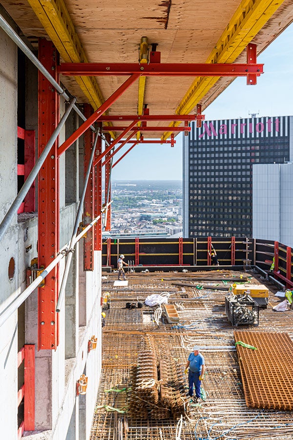 Die Stahlbetonwände des Kerns wurden vorlaufend mithilfe der RCS Kletterschalung erstellt, während die nachfolgenden Rohbaugeschosse mit der RCS Kletterschutzwand dicht umschlossen und geschützt waren.