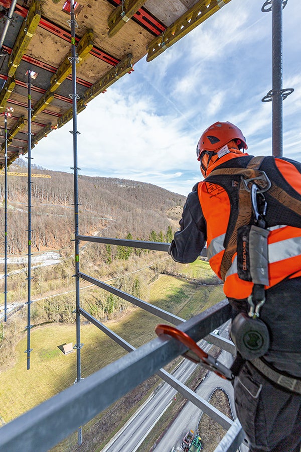 Mit sicheren, aufeinander abgestimmten Arbeitsabläufen konnten Termine ohne bauverzögernde Unterbrechungen gehalten werden. Die hohe Arbeitssicherheit begünstigte sowohl die Schalungs- und Gerüstmontage als auch die spätere Nutzung in großer Höhe.