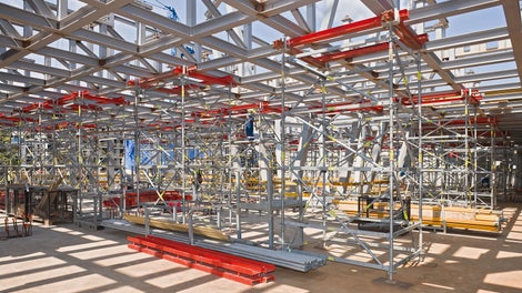 Podparcie tymczasowe rusztu z ram Vieranela za pomocą wież z PERI UP Rosett.