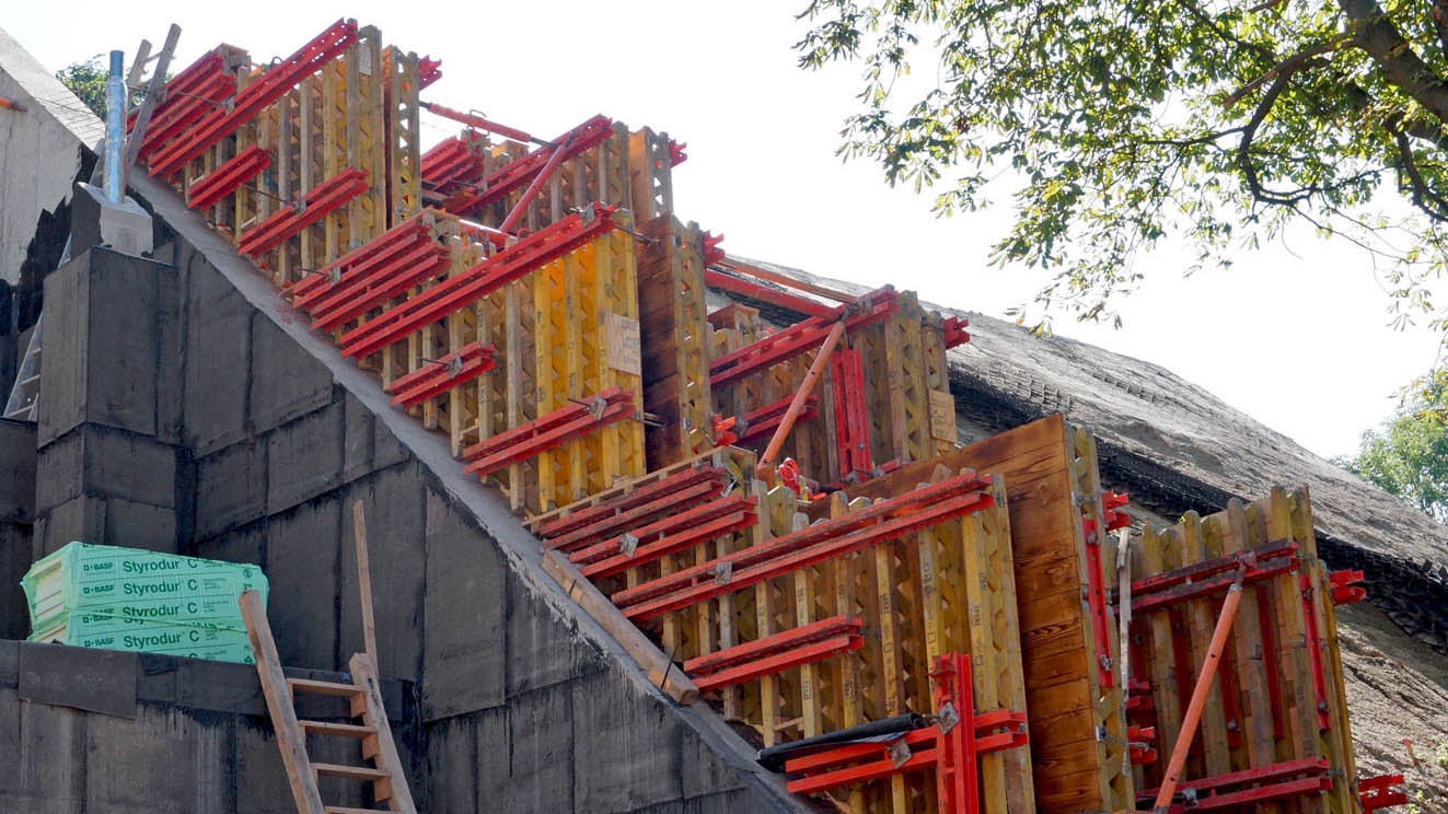 Deskowanie ścian dociskowych przejścia przez wał Cytadeli z wykorzystaniem systemowych elementów VARIO.