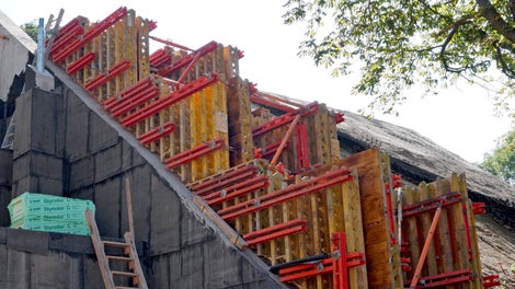 Deskowanie ścian dociskowych przejścia przez wał Cytadeli z wykorzystaniem systemowych elementów VARIO.