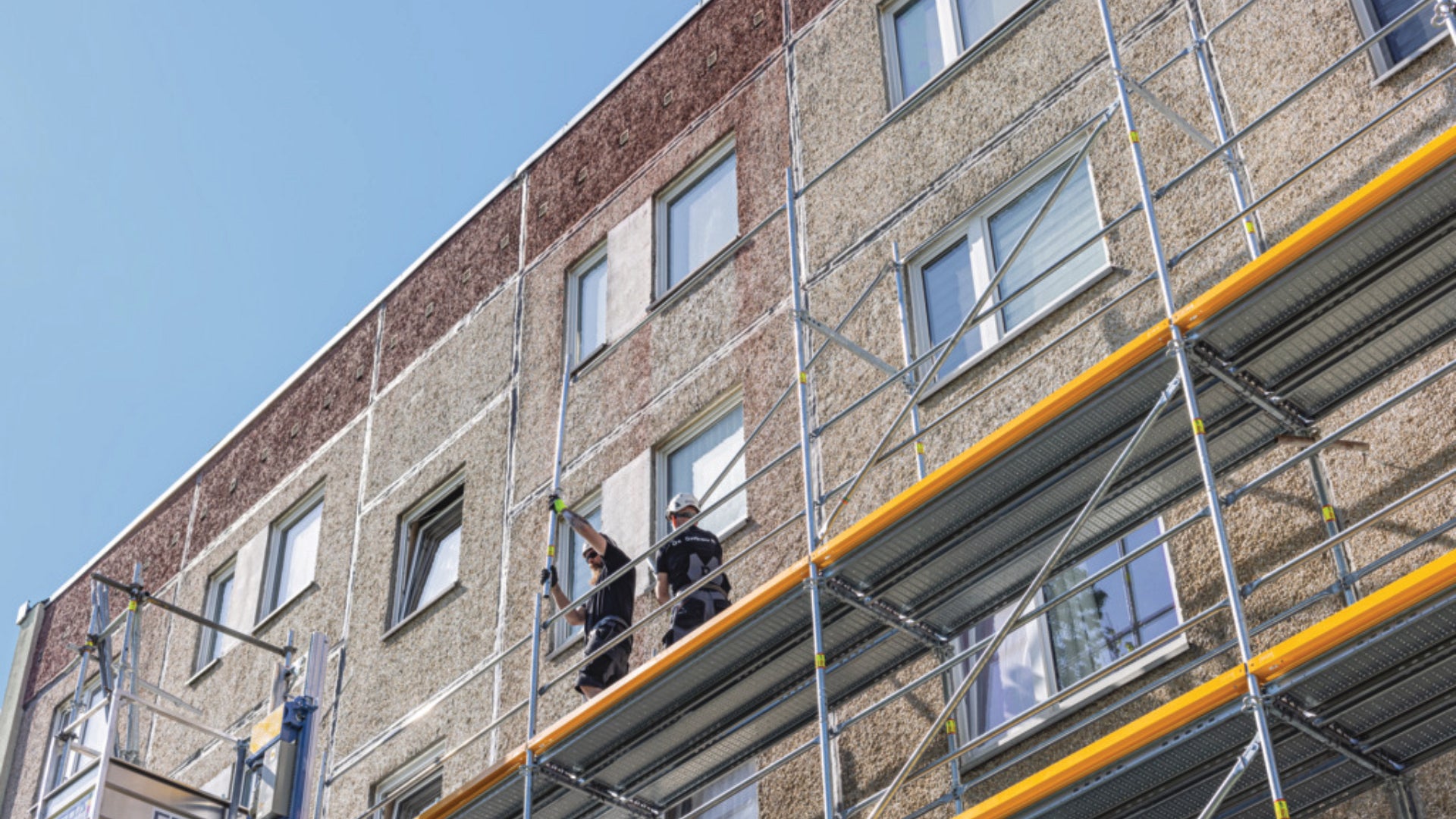 Die in das PERI UP Fassadengerüst integrierten Sicherheitsfunktionen wie die vorlaufende Geländermontage gewährleisten eine hohe Zeitersparnis schon während des Aufbaus auf der Baustelle.