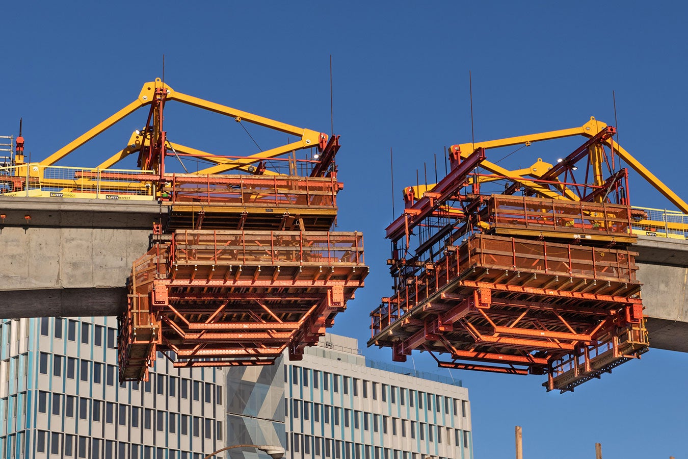 Custom-engineered systems with PERI VARIOKIT Balanced Cantilever (VBC) formwork travelers. 