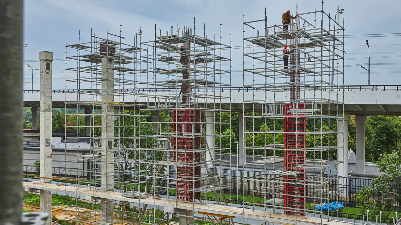 Возведение 18-метровых колонн