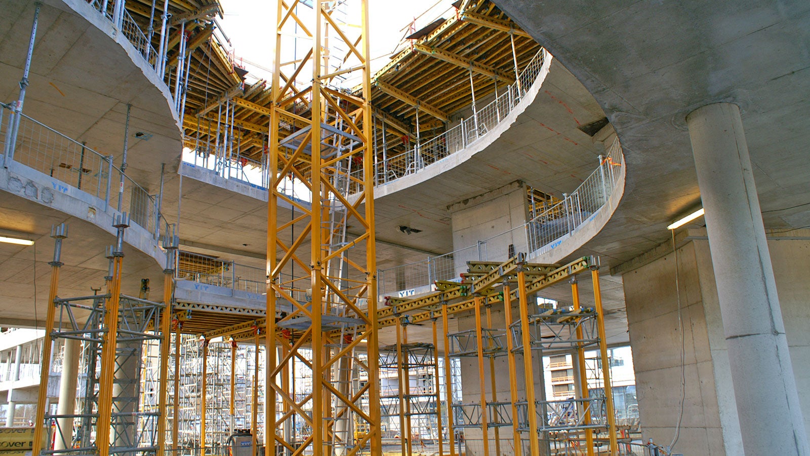 Arkkitehtonisesti vaativat laattojen muodot toteutettiin PERI-pöytämuoteilla.