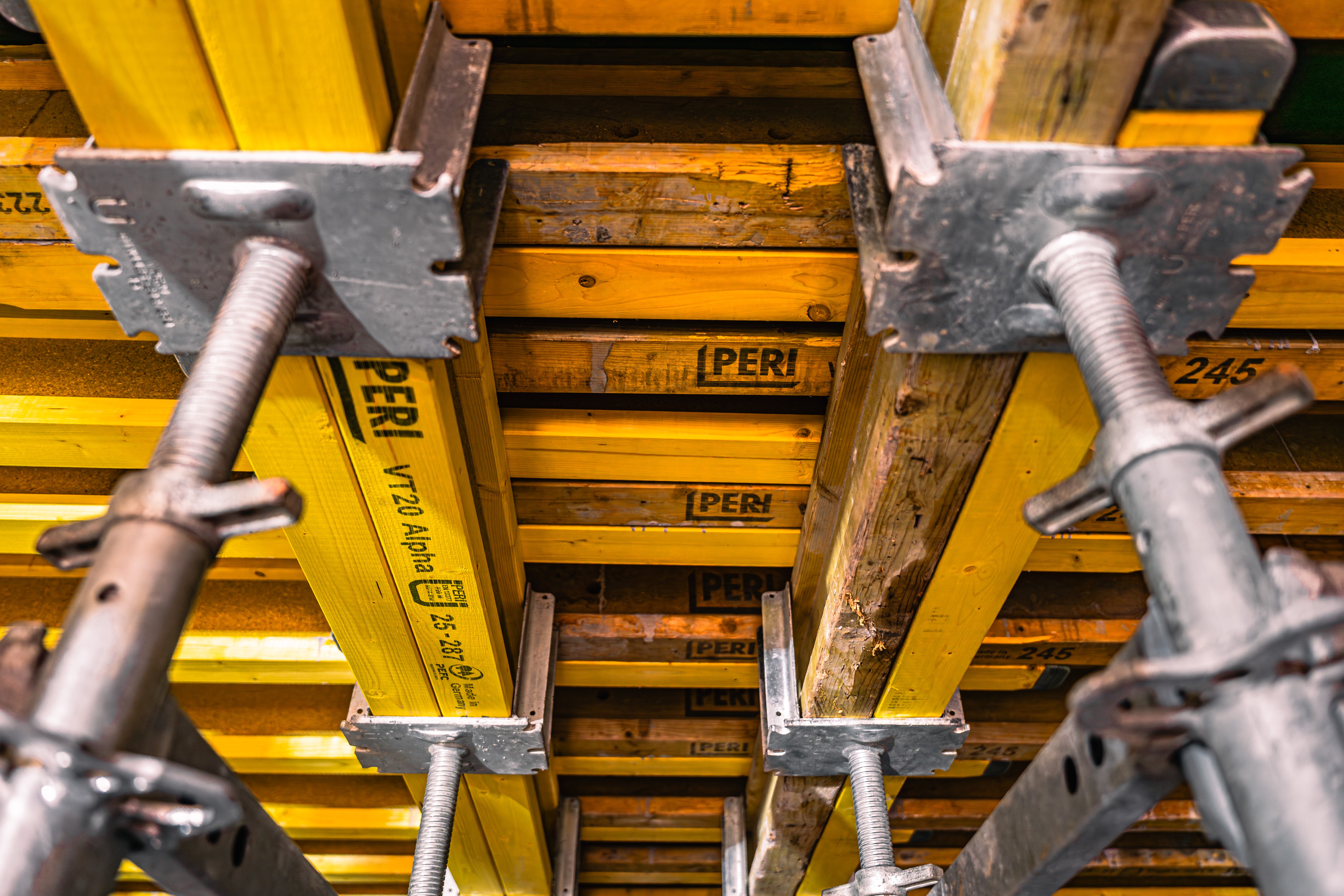 Конфигурация на трегерен кофраж MULTIFLEX с носещи греди и шперплат за изпълнение на масивната стоманобетонна конструкция.