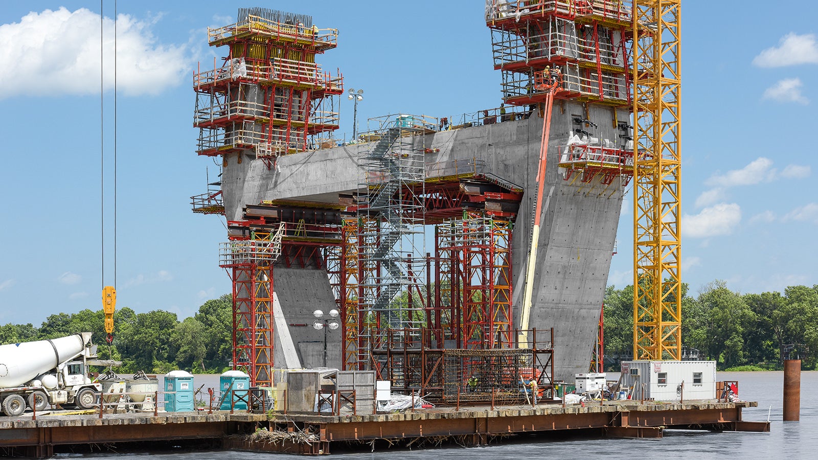 For the cable stayed Ohio River Bridge, two massive pylons were required with heights reaching around 90 m and featuring a very complex shape. PERI provided the complete solution for the formwork and scaffolding operations – accompanied by continuous on-site technical support.