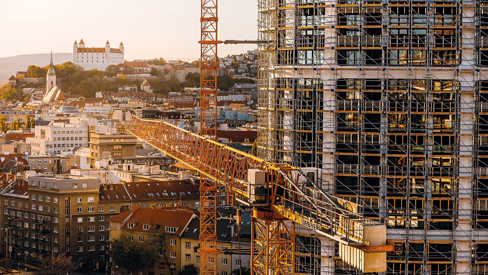 On account of the high axial forces, a combination of different PERI scaffold systems proved to be the optimal solution for erecting the façade. <br/>(Photo: Penta Real Estate) <br/>