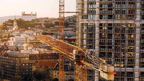 On account of the high axial forces, a combination of different PERI scaffold systems proved to be the optimal solution for erecting the façade. <br/>(Photo: Penta Real Estate) <br/>