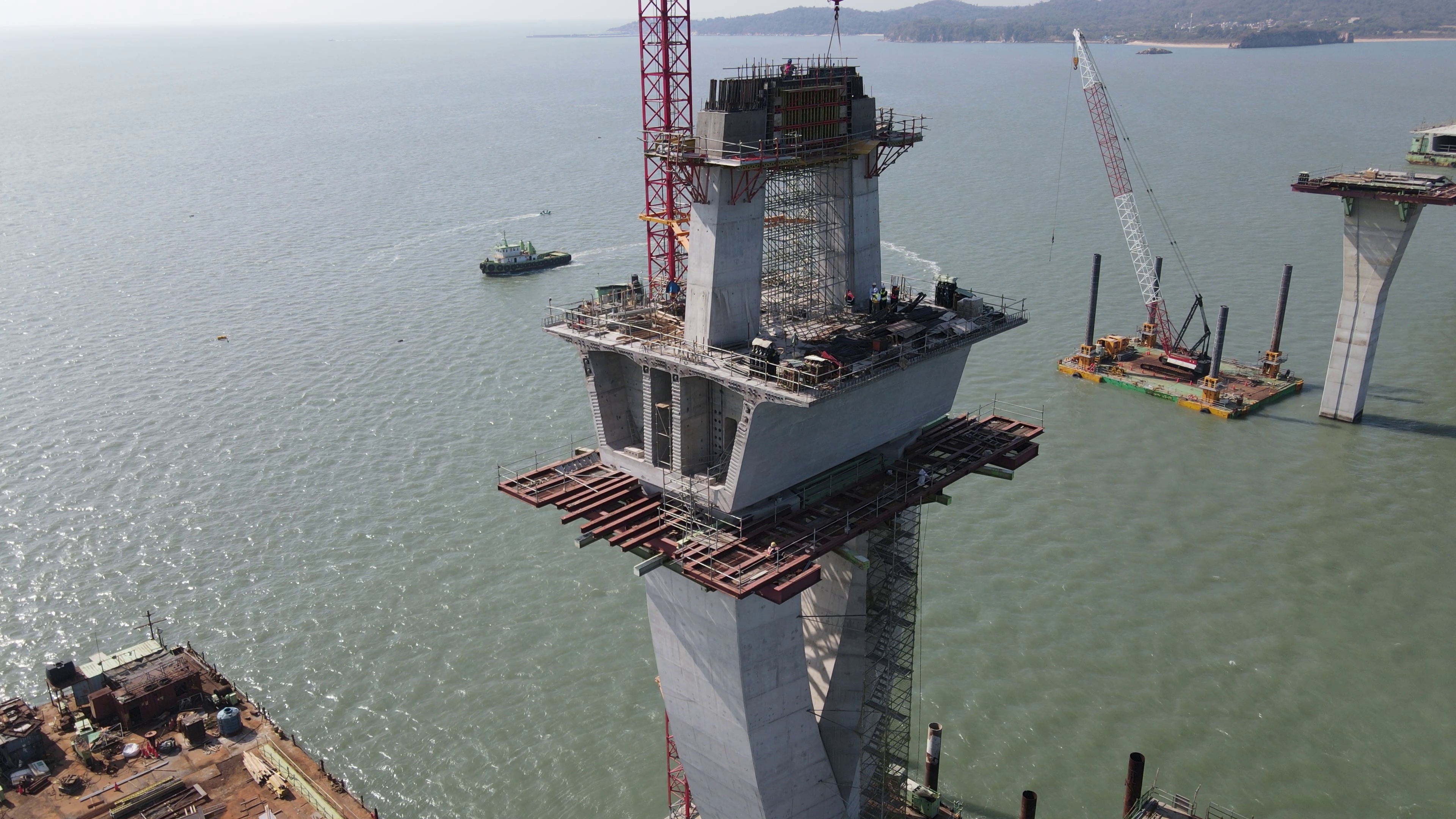 PERI 為主橋的高粱形塔架提供了 VARIO GT 24 牆模板、CB 系統和 PERI UP，這亦是該項目中最困難的部分。