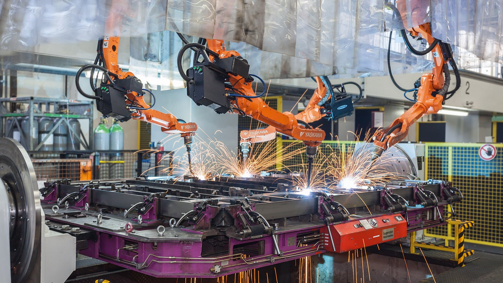 Innovation und Performanz weltweit: Entwickelt in unseren Leitwerken für Schalungssysteme und Gerüstmaterial sichert hochautomatisierte Anlagen-, Schweiß- und Galvanisierungstechnik Spitzenqualität, Materialverfügbarkeit und Liefertreue im weltweiten Netzwerk.