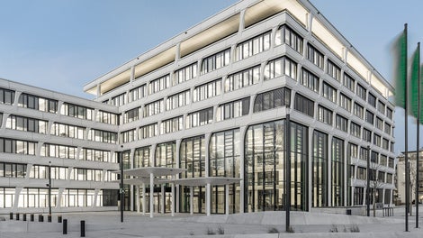 The 11.75 m high facade supports were realised with PERI timber girder formwork and make the new HeidelbergCement headquarters particularly eye-catching.<br/>(Photo: Thilo Ross)