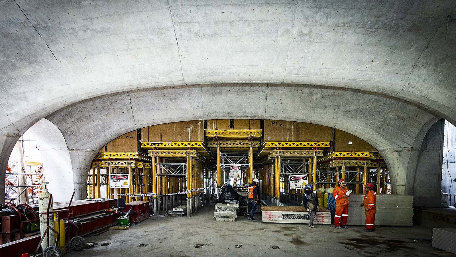 O interior do hall da estação se caracteriza pela sua amplitude e luminosidade. Os arcos da fachada dão lugar a uma sequência de abóbadas que cobrem a luz total do espaço, atendendo também os requisitos estruturais do terreno. 
