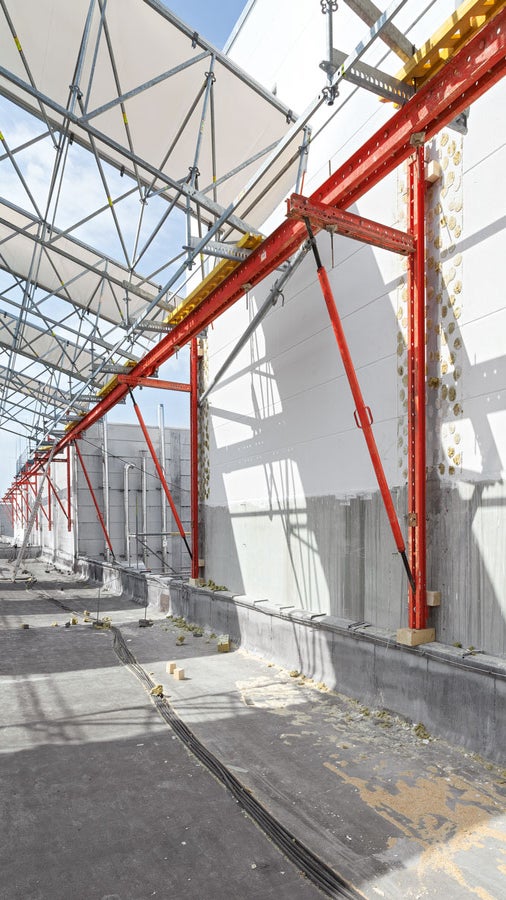 A combinação com o kit de construção VARIOKIT Engineering acelerou a execução economicamente: componentes do sistema foram o suporte no lado norte, assim as cargas da construção do telhado de proteção nasceram de forma confiável em seções de carga dentro da parede de concreto com cerca de 7,50 m entre eixos.