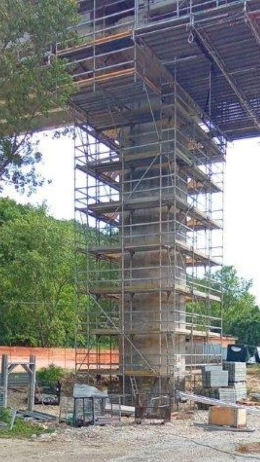 Ponteggio appoggiato a terra per lavorazioni sulle pile di ponti e viadotti