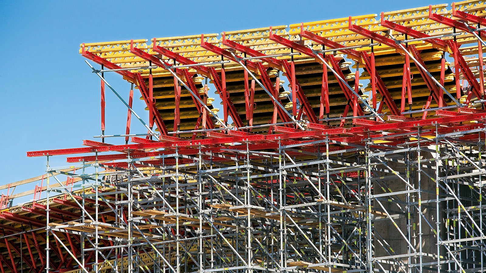 Unidades de formas elevadas feitas de componentes de sistema padronizados retiradas do kit de construção de engenharia da VARIOKIT formam a forma externa da web e formas de cantilever.