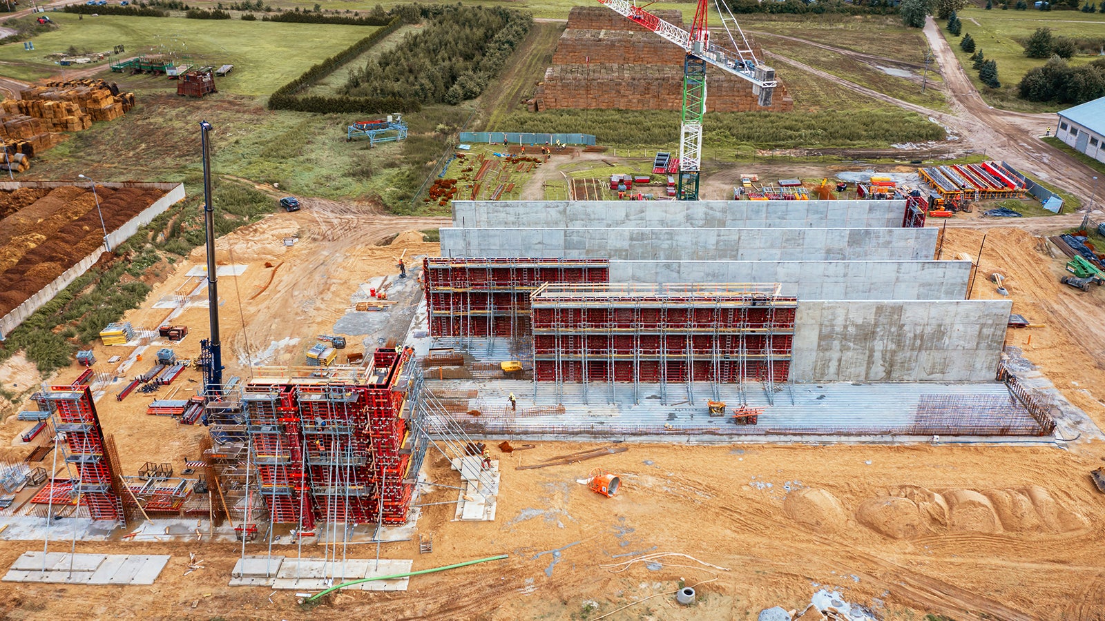 Budowa bunkrów do przygotowania fazy i podłoża przeznaczonego do uprawy pieczarek w Borucinie (gm. Okonek).