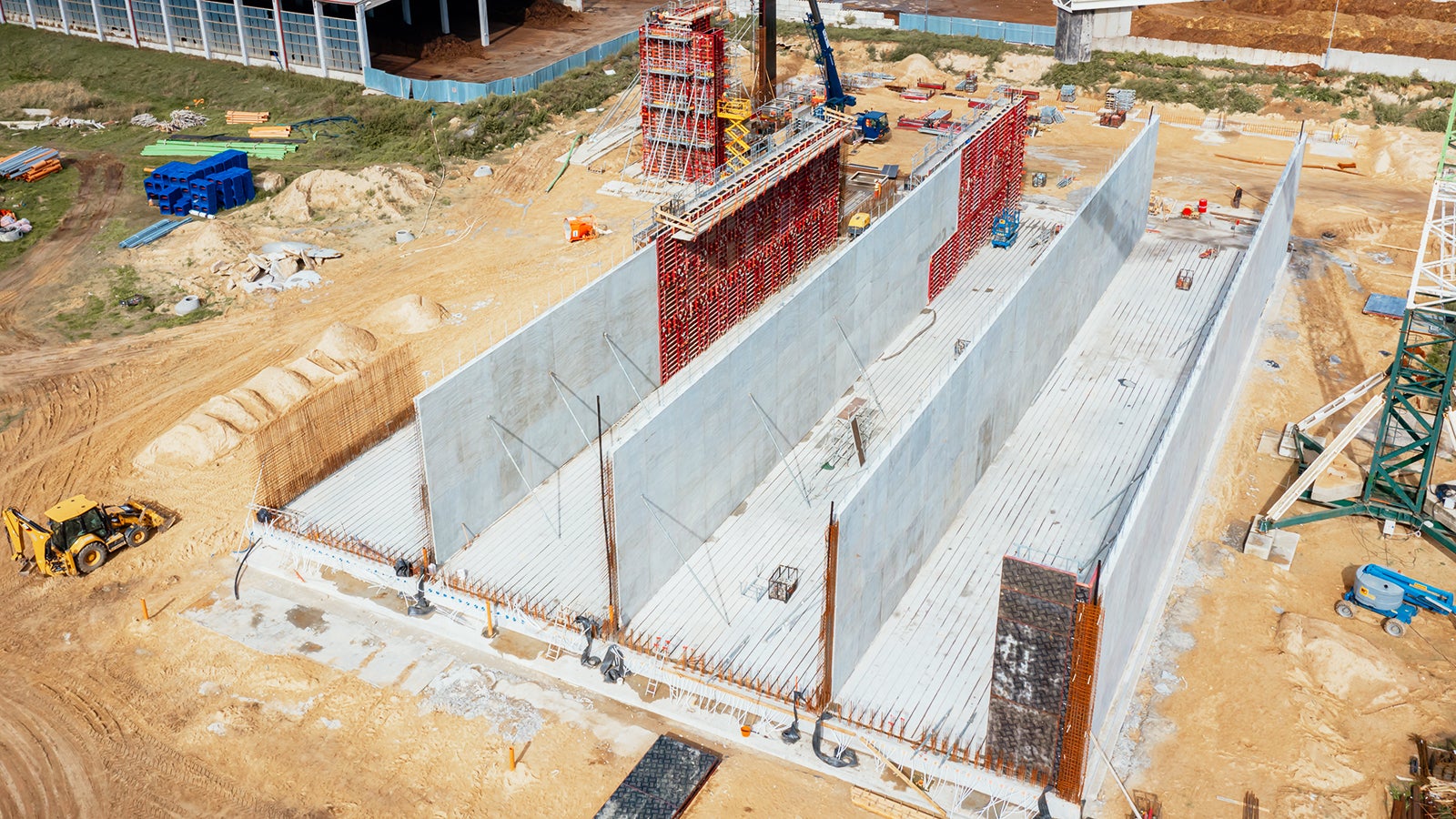Budowa bunkrów do przygotowania fazy i podłoża przeznaczonego do uprawy pieczarek w Borucinie (gm. Okonek).