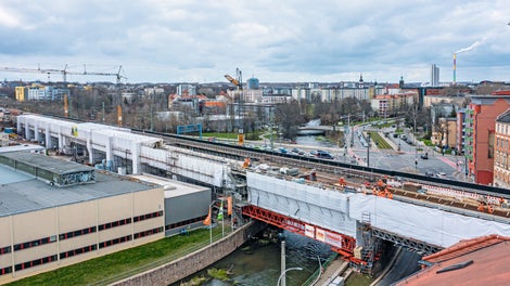 Die Sanierung des 275 m langen Eisenbahnviadukts mit 12 Brückenfeldern, davon 2 Fachwerkbögen, ist äußerst aufwendig.