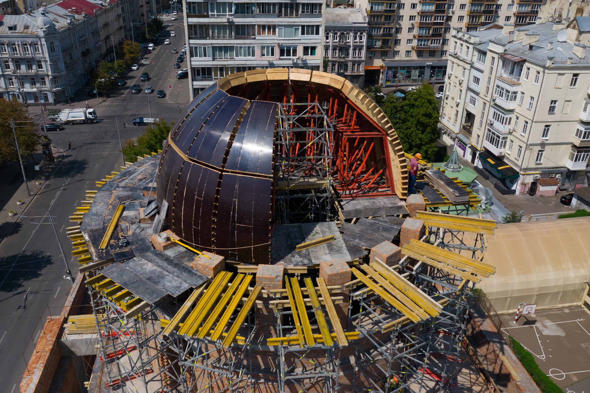 Монтаж опалубки під центральний купол