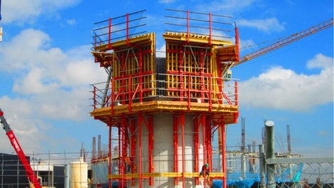 Debido al crecimiento del tráfico aéreo, fue necesaria la construcción de una moderna torre de control.