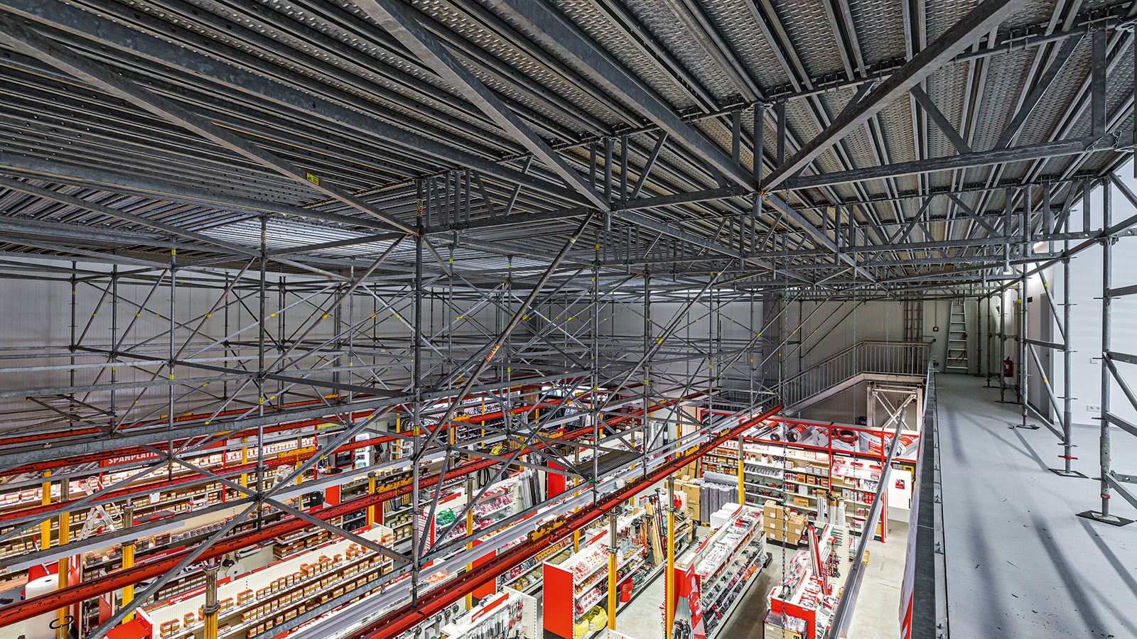 Die etwa 400 m² große Arbeitsplattform war oben als räumliches PERI UP Flex Gerüst ausgebildet, im Verkaufsraum darunter wurden lediglich 22 MULTIPROP Stützen benötigt – geometrisch angepasst an die örtlichen Gegebenheiten.