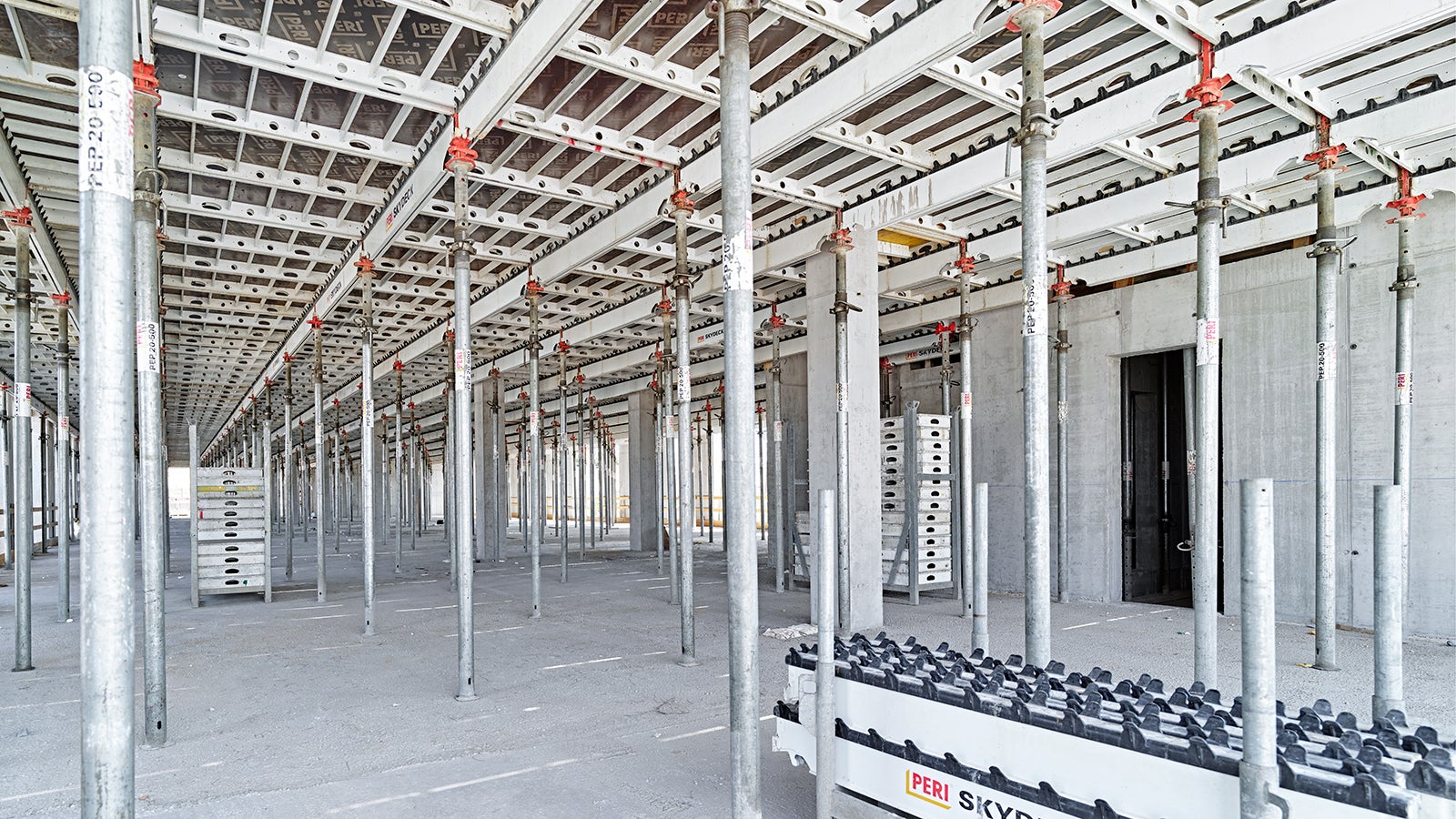 Our SKYDECK Slab Formwork provides a high level of working safety. During installation, the teeth on the main beams securely hold the panels in position, while SKY Anchor supports safe shuttering operations.