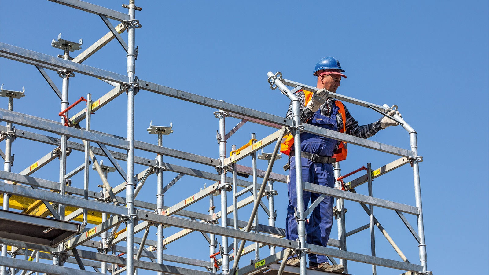The standing assembly of the PERI UP Flex MDS shoring towers, which are up to 6 m high and connected, is done safely with a guardrail in advance.