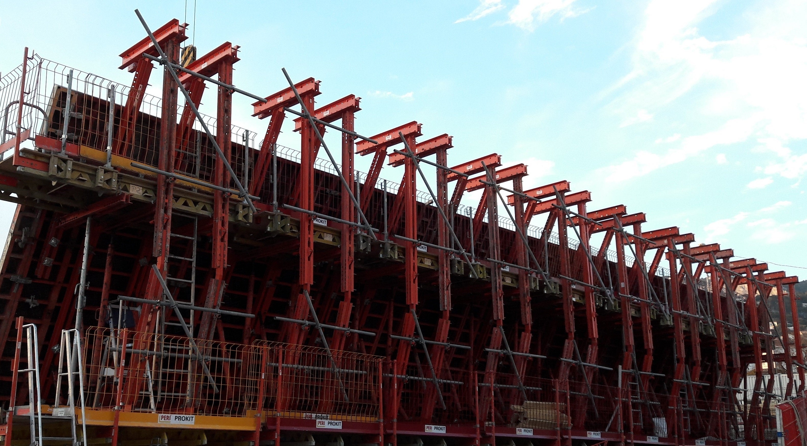 Montage de la partie supérieure du coffrage de la 1ère levée : coffrage TRIO rhabillé avec structure trapèze portante composée de filières SRU et de butons SLS