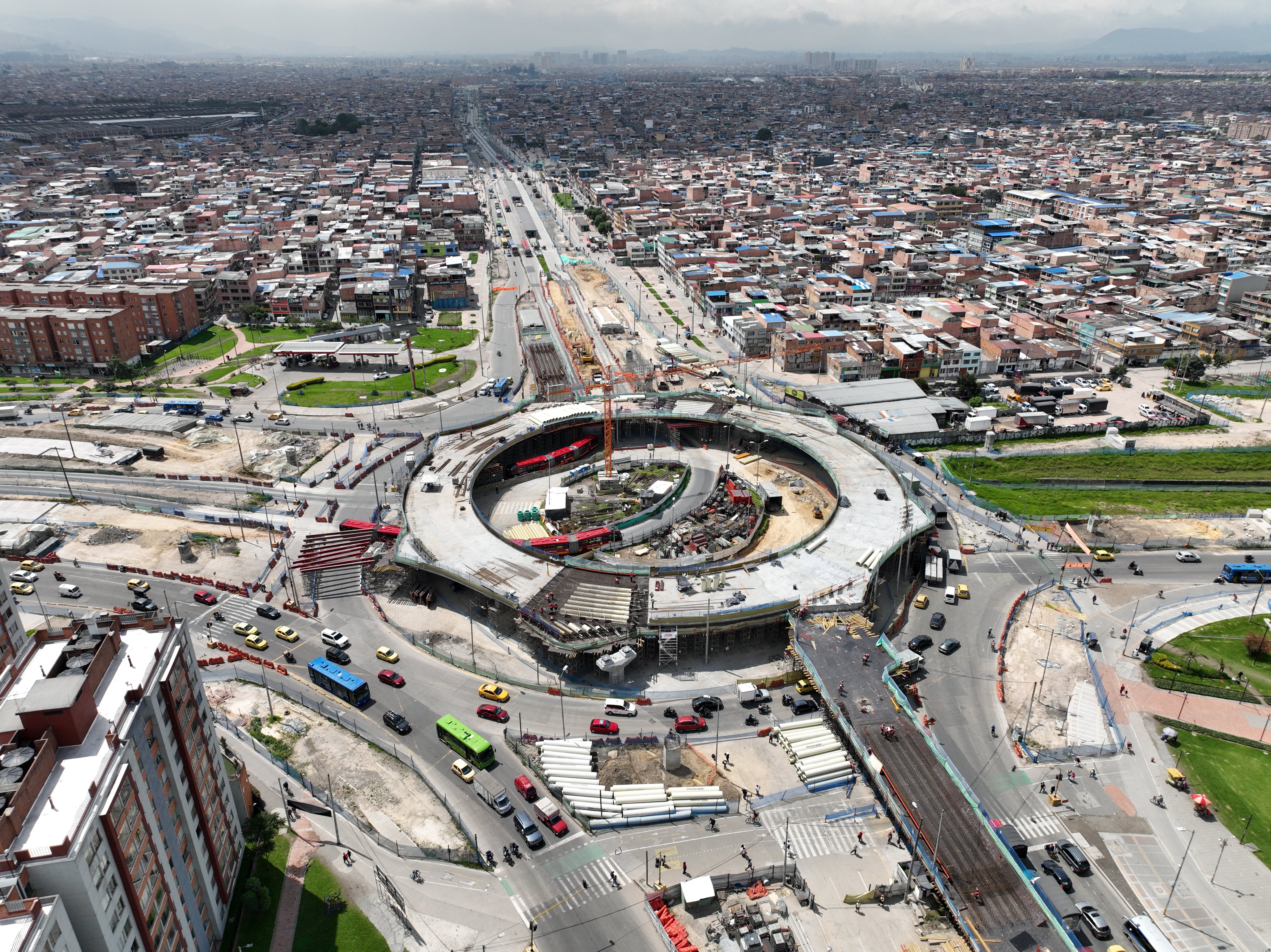 Glorieta elevada Av. Américas con Av. Ciudad de Cali. 