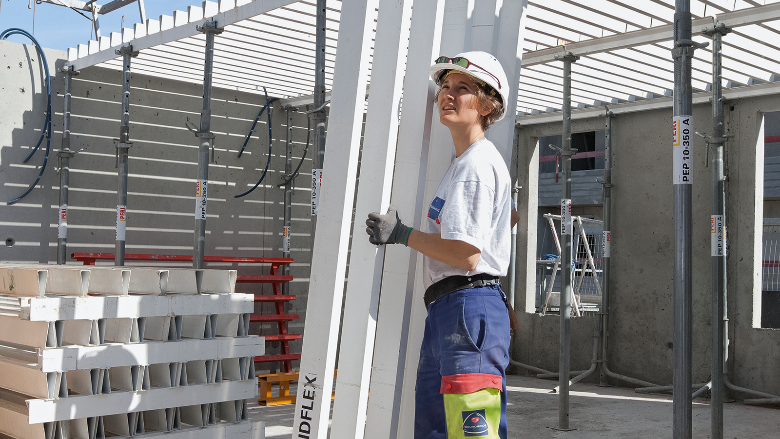 Die GRIDFLEX Systembauteile sind besonders leicht und lassen sich von Hand bewegen. Das Standardelement mit etwa 200 cm x 100 cm wiegt nur 20 kg/m.